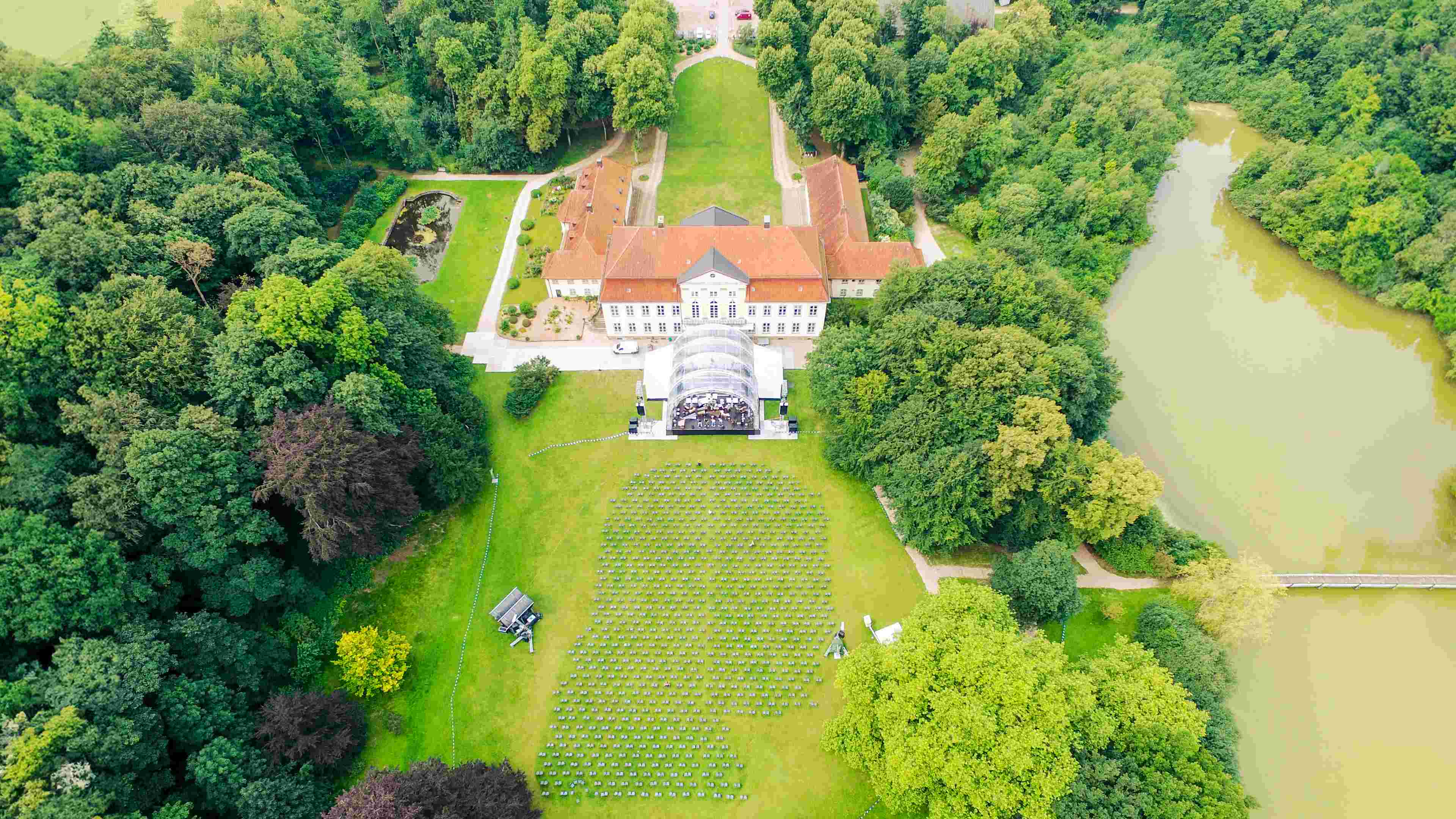 Luftbild von Gut Emkendorf mit Parkanlage im Grünen