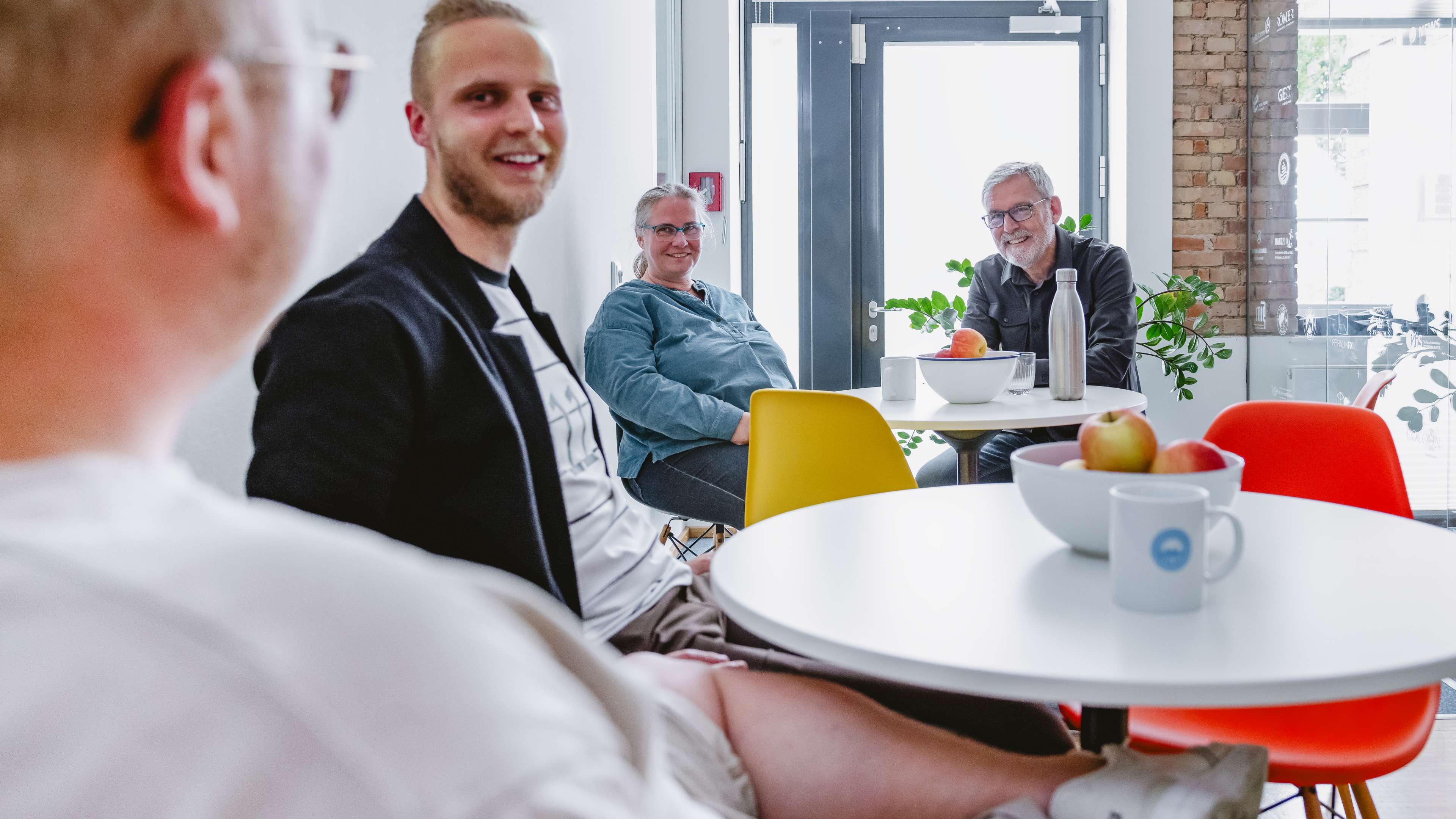 Unsere Kolleginnen und Kollegen an den neuen Bistrotischen im Gespräch