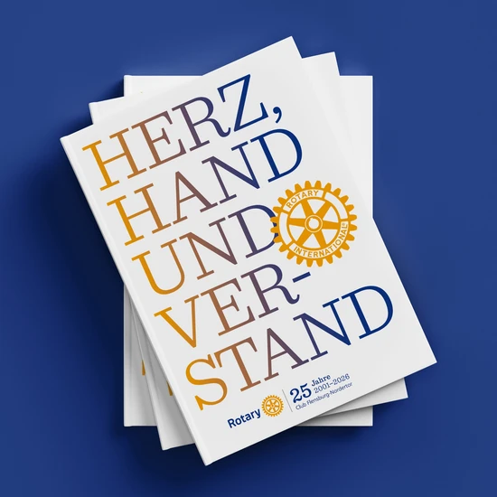 Jubiläumsschrift für den Rotary Club Flensburg-Nordertor Ein Stapel Magazine des Rotary Clubs mit dem Titel Herz, Hand und Verstand