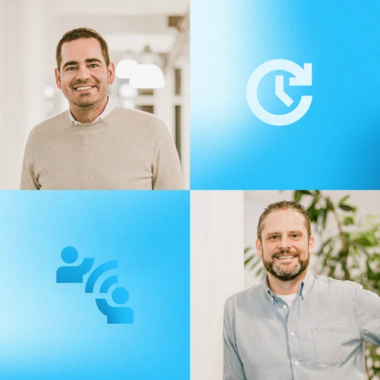 Wie HOCHZWEI echten Service lebt Viergeteilte Grafik mit Porträts der beiden HOCHZWEI Geschäftsführer Felix Worm und Timo Klass sowie zwei Icons, die Pünktlichkeit und Kommunikation symbolisieren