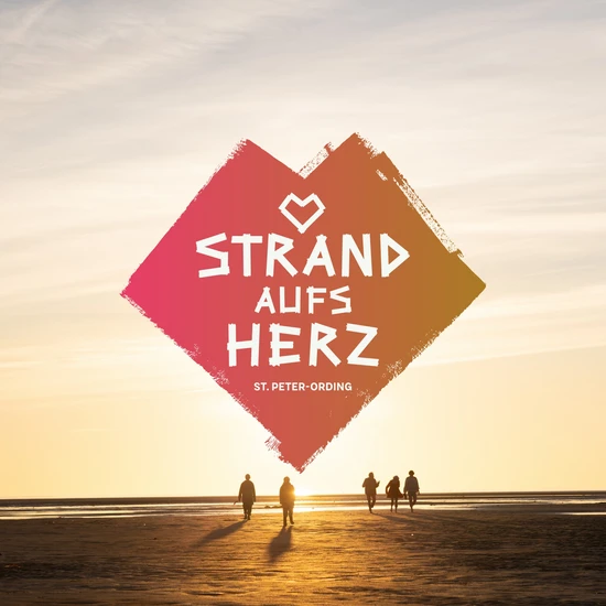Neue Buchungskampagne für St. Peter-Ording Strand aufs Herz Logo mit dem Schriftzug in einem rot-orangenen Herz vor einem Hintergrundfoto eines Strandes bei Sonnenuntergang