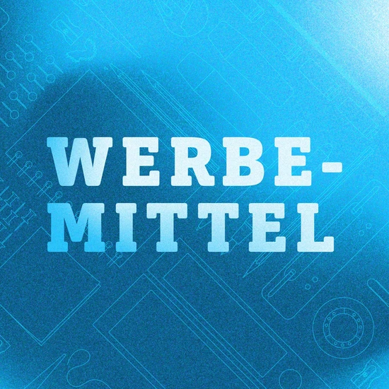 Werbemittel mit HOCHZWEI umsetzen Ein blauer Hintergrund mit weißer Aufschrift: Werbemittel