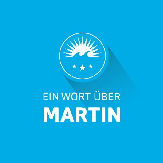 Ein Wort über Martin Blaue Grafik mit Hochzwei Logo und dem Schriftzug Ein Wort über Martin