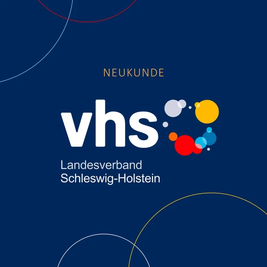 Infos mit Wirkung Dunkelblaue Grafik mit dem Schriftzug Neukunde vhs Landesverband Schleswig-Holstein mit bunten Kreisen daneben.