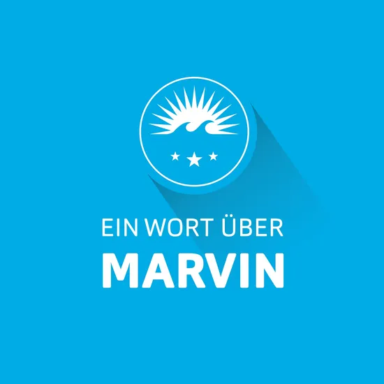 Ein Wort über Marvin Blaue Grafik mit Schriftzug Ein Wort über Marvin. Darüber das HOCHZWEI Logo mit einer aufgehenden Sonne, zwei Wellen und drei Sternen.
