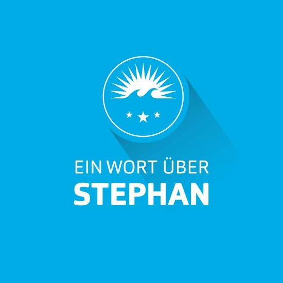 Ein Wort über Stephan Blauer Hintergrund, davor das Hochzwei Logo und eine weiße Aufschrift: Ein Wort über Stephan.