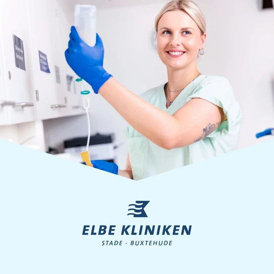 Website-Relaunch und Intranet für die Elbe Kliniken Foto einer medizinischen Fachangestellten, die eine Flasche mit einer Infusion hält. Daneben der Schriftzug Elbe Kliniken Stade Buxtehude.