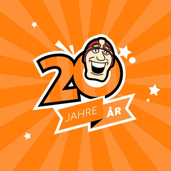 Signet und Kampagne zum Jubiläum des ScandiParks orangener Hintergrund, davor die Zahl zwanzig, darin das Mr.Scandi Maskottchen.