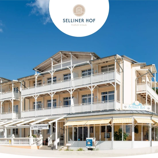 Internetauftritt für den Selliner Hof Ansicht des Selliner Hofes von der Straße bei Sonnenschein und wolkenlosem Himmel. Das Gebäude hat auf jeder Etage überdachte Balkone.