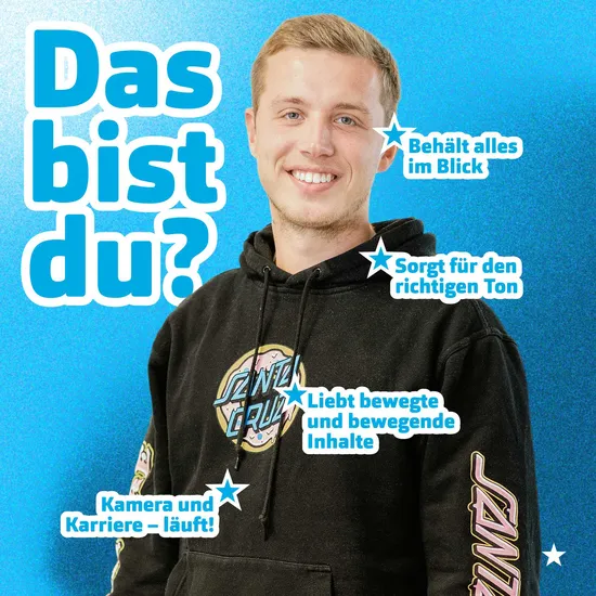 Wir suchen dich! Blaue Grafik mit dem Bildausschnitt eines Kollegen von Hochzwei. Daneben der Text Das bist du? Behält alles im Blick, sorgt für den richtigen Ton, liebt bewegte und bewegende Inhalte, Kamera und Karriere läuft.