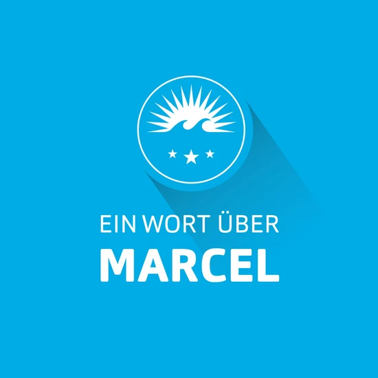 Ein Wort über Marcel Blauer Hintergrund, davor eine weiße Aufschrift: Ein Wort über Marcel