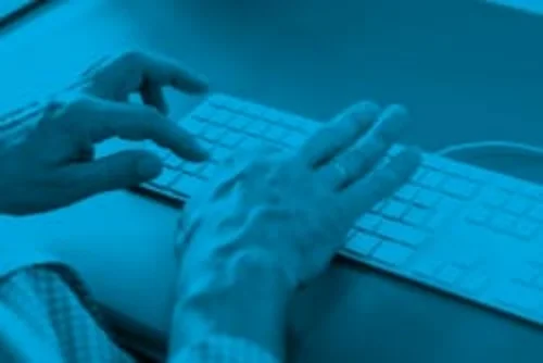 Zwei Hände über Tastatur Zwei Hände über Tastatur