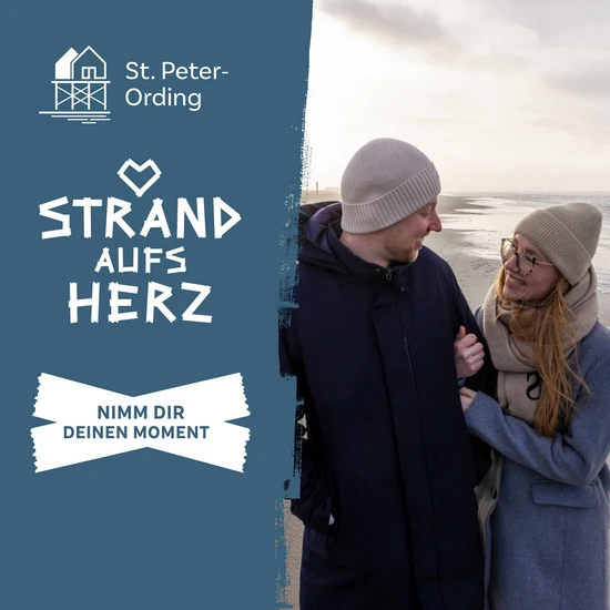 Buchungskampagne für Tourismuszentrale SPO Ein Pärchen im Herbst am Strand, daneben der Schriftzug Sankt Peter Ording Strand aufs Herz Nimm dir deinen Moment
