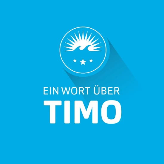 Ein Wort über Timo Eine blaue Grafik mit dem Hochzwei Logo und der Aufschrift: Ein Wort über Timo