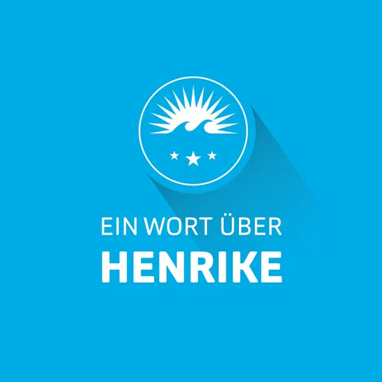Ein Wort über Henrike Blaue Grafik mit HOCHZWEI Logo und der Überschrift Ein Wort über Henrike