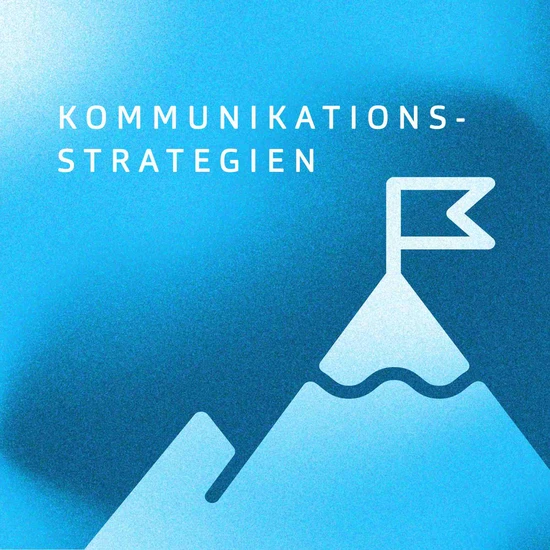 Strategien – Kommunikation mit Konzept Umriss eines Berges mit einer Gipfelfahne und der Überschrift Kommunikationsstrategien