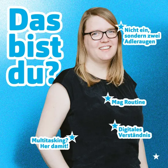Wir suchen dich! Blaue Grafik mit dem Bildausschnitt einer Kollegin von Hochzwei. Daneben der Text Das bist du? Nicht ein, sondern zwei Adleraugen, mag Routine, digitales Verständnis, Multitasking, her damit!