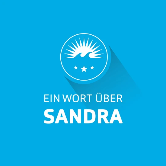 Ein Wort über Sandra Blaue Grafik mit Schriftzug Ein Wort über Sandra. Darüber das Hochzwei Logo mit einer aufgehenden Sonne, zwei Wellen und drei Sternen.