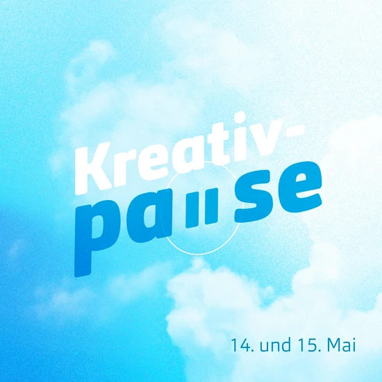 Kreativpause bei HOCHZWEI Weiße Wolken auf blauen Hintergrund, davor ein Schriftzug: Kreativpause