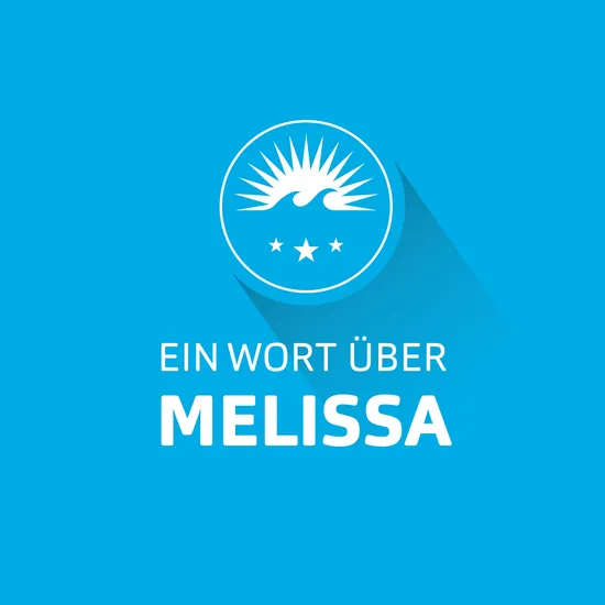 Ein Wort über Melissa Hellblaue Grafik mit dem HOCHZWEI Logo und dem Schriftzug Ein Wort über Melissa