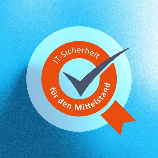 Datensicherheit auf die Eins Blaue Grafik mit IT-Sicherheit für den Mittelstand Siegel