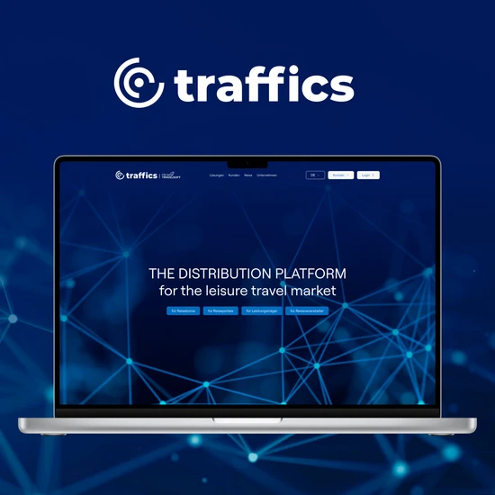 Internetauftritt für Travel-Tech-Anbieter traffics Blauer Hintergrund, davor ein Laptop. Darauf geöffnet ist die Traffics Homepage.