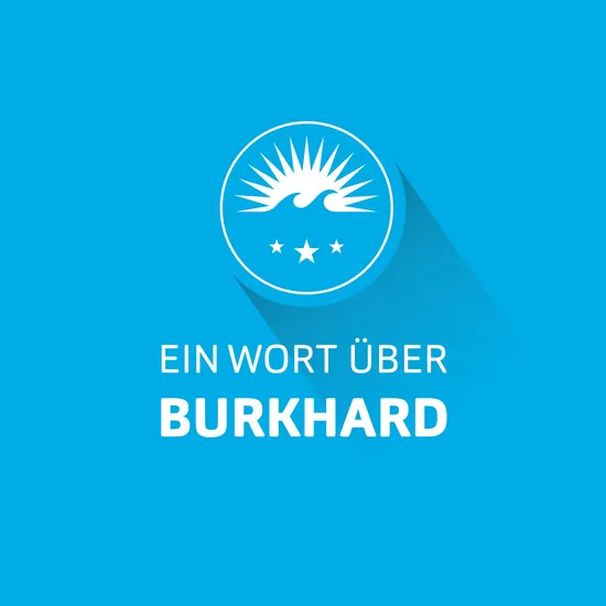 Ein Wort über Burkhard Blaue Grafik mit Schriftzug Ein Wort über Burkhard. Darüber das HOCHZWEI Logo mit einer aufgehenden Sonne, zwei Wellen und drei Sternen.